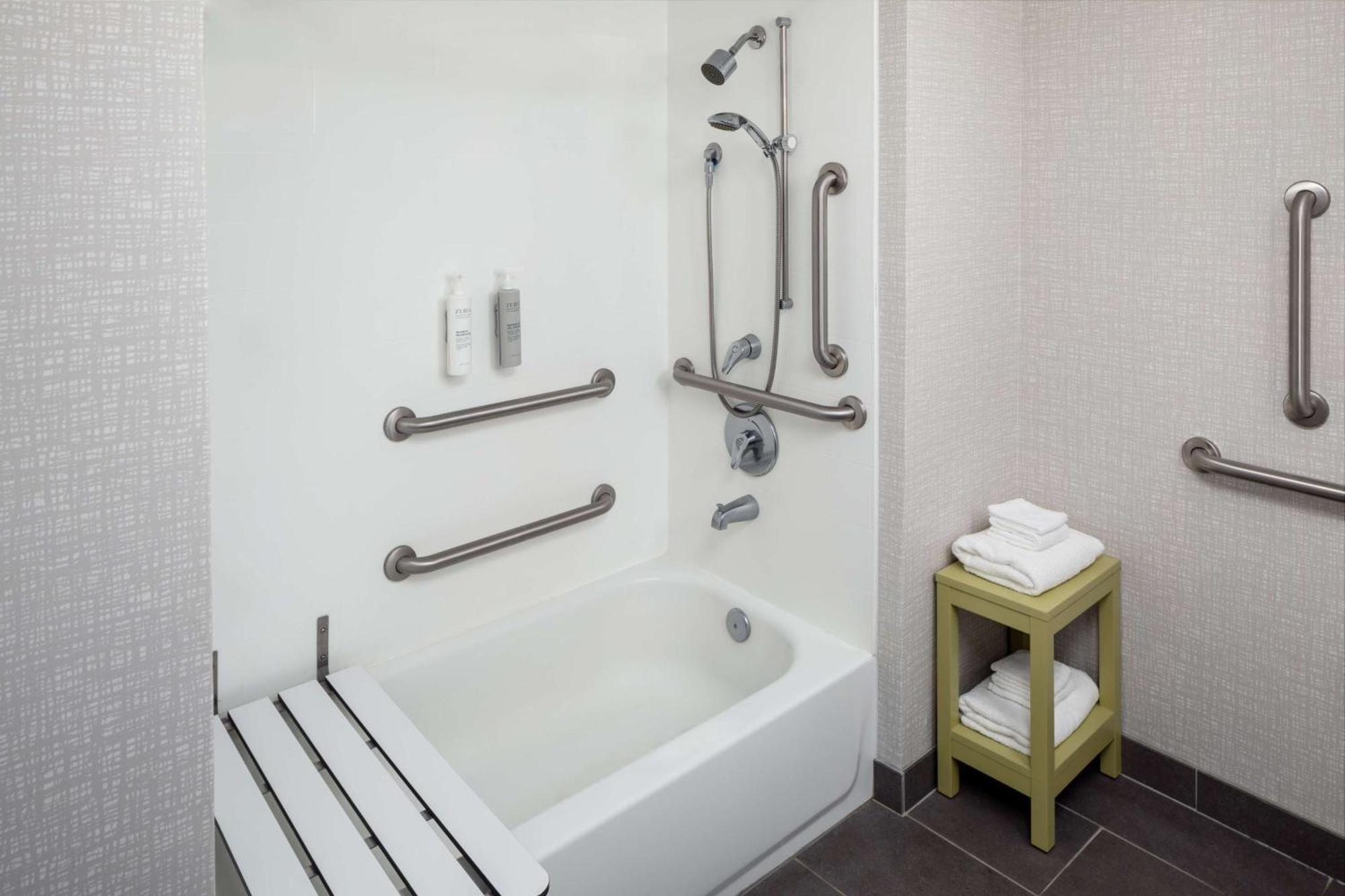 Hampton & Savannah - I-95 South - Gateway Hotel 3*