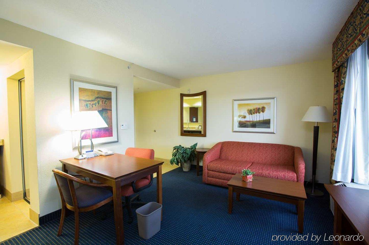 Hampton & Savannah - I-95 South - Gateway Hotel